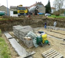 Le vendredi 19 avril, les fondations sont coul&eacute;es dans l'apr&egrave;s-midi. Coup de main des beaux-fr&egrave;res et des amis. Ils placent d&eacute;j&agrave; les briques pour gagner du temps.