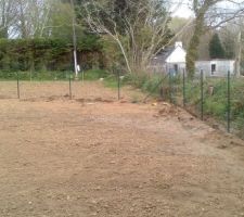 Pose du grillage entre le jardin du voisin et le notre