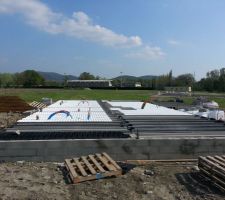 FIN DE LA POSE DES RESEAUX SOUS LE VIDE SANITAIRE......50 CMS DISPONIBLE....PIRE QU'A L'ARMEE ! ! ! ! ! MAIS OUF. C'EST TERMINE....