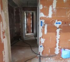 Toujours vue de la chambre vers couloir dressing avec accès sur sde sur la droite