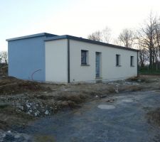 Extérieur de la maison fini à part le nivellement du terrain.
