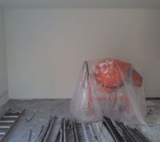 Le rez de chaussee commence a prendre forme avec la peinture blanche...