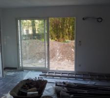 Preparation des murs en blanc avant d y mettre la couleur grise.