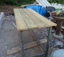 Bricolo du dimanche :
j'ai posé mes planche classe 4, épaisseur 2.5cm et largeur 14.5 cmm.
j'ai pensé à un débordement du bois d'environs 5 cm de chaque côté de l'établi car cela peut servir à pincer un fer un morceau de bois.