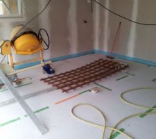 Pr&eacute;paratifs de la chape du garage