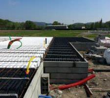 POSE DU TREILLIS SOUDE AVANT COULAGE DE LA DALLE DEMAIN APRES MIDI