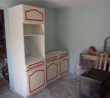 Quelque-un des meuble de la cuisine, le plan de travail et la crédence serons beiges, tandis que le mur seras rouge
