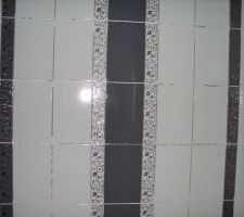 Dans la partie entre les deux pommeaux le carrelage est different