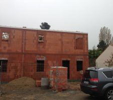 C'est donc une maison mitoyenne d'un côté par une maison identique à la notre et de l'autre par un muret qui nous sépare du jardin du voisin.