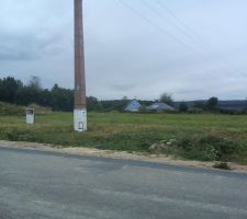 Si a un seul moment on avait su ce qui en retournait, on n'aurait jamais achet&eacute; le terrain, c'est grave de voir ce qui nous arrive. Comme des nouilles, on aurait d&ucirc; imposer de mesurer la hauteur des c&acirc;bles. Oui, mais personne ne nous a rien dit avant qu'on ait le bec dans l'eau