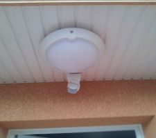 C'est très pratique quand on arrive devant sa porte et que la lumière fut.