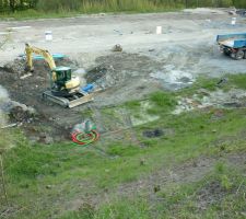 Recouvrement de la tranchée des réseaux. En fluo, l'emplacement de la maison.