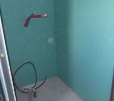 Cabine de douche de la salle de bain des enfants