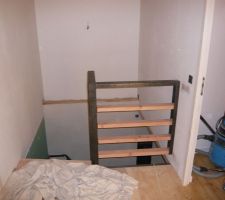 La rambarde sur le palier (espace nuit)