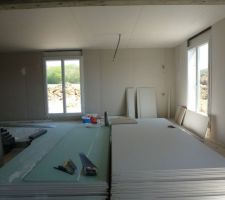 Vue de la cuisine sur la salle a manger