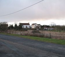 Vue du haut du terrain, la limite se situe au niveau du poteau EDF situ&eacute; sur la gauche de la photo