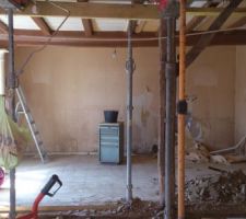 Mur porteur en moins! on voit bien la courbure de la poutre au fond...