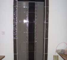 L'entrée de la double cabine de douche a l'italienne