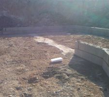 Premiers rangs de parpaings apr&egrave;s un nouveau terrassement (pour enlever la terre qui s'est &eacute;boul&eacute;e)