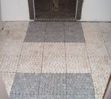 Le sol de la salle d'eau vers la double douche