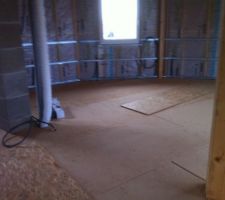 Les plaques d'isolants phoniques sont en place, l'osb est en cours de pose.