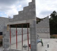 Les murs du garage terminés, le maçon repassera plus tard pour faire l'arase.