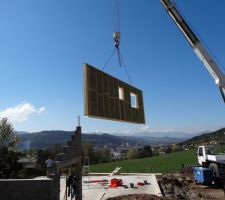 Un mur passe dans le ciel...