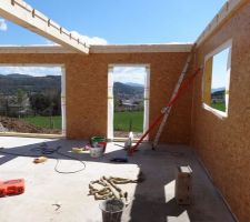 Depuis l'entrée, vue sur le salon/salle à manger