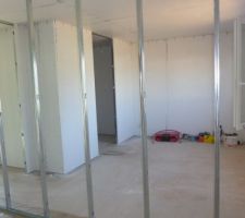 Notre chambre avec l'ouverture pour le coin dressing !