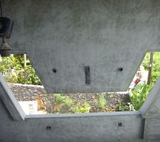 Fenetre tete de lit et dont le rebord deviendra un duo de chaises longues