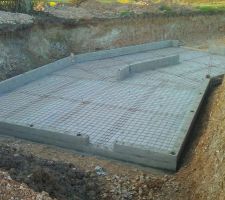 Vu par le c&ocirc;t&eacute; gauche de la maison, avec ouverture pour la porte de service