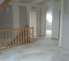 Mezzanine qui doit être modifier un poteau en bout de rambarde doit venir consolider le tout