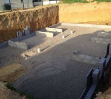 Tout venant étalé. Poteaux coules  murs agglo mis en place