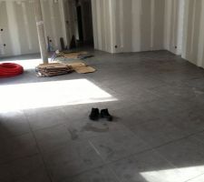 Carrelage
Joint non r&eacute;alis&eacute;
(d&eacute;sol&eacute; pour mes chaussures)