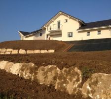 Vue d'ensemble du terrain après l'aménagement du terrassier...(enrochement)
