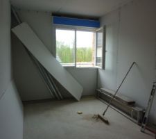 Le bureau, directement en haut de l'escalier, sans cloisons