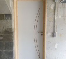 Finitions autour de la porte entre le garage et la maison