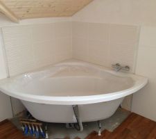 Baignoire SDB Etage (manque la frise de carrelage verticale de chaque cot&eacute;)