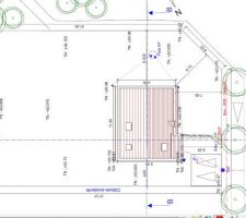 Implantation de la maison. Voisin direct au NE (rectifier 3m au lieu de 4m de distance de la limite), Route principale au NO et O, chemin au SO. champs au SE (derrière le jardin)