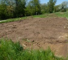 Décapage du terrain à l'emplacement de la maison. On peut voir qu'il est en pente, en contrebas on voit les lampadaires.