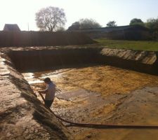 Mon homme parait tr&egrave;s petit dans ce trou
2 jrs pour faire le terrassement 2 tracteurs a bloc pour tirer la terre