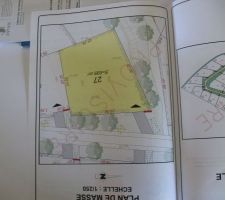 700m&sup2; avec un voisin &agrave; gauche et un bout de voisin en haut.
En bas la rue et &agrave; droit et un peu en haut un chemin pi&eacute;tonnier arbor&eacute;.