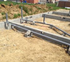 Les évacuations initiales, modifiées depuis afin de sortir au plus vite de la construction.