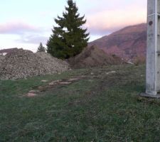 Vue depuis le coin sud ouest. Et ce p..... de poteau EDF!!!