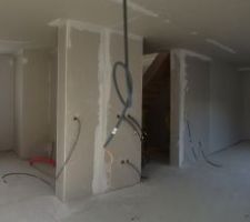 Vue du RDC, pendant la pose des enduits. A gauche la cuisine, a droite le salon.