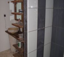 Une vue depuis la douche vers le meuble en teck