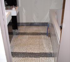 La salle de bain des petiots le carrelage et les joints c'est ok