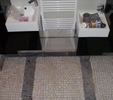 Une vue de dessus la baignoire vers les meubles