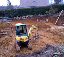 Le terassement. On aper&ccedil;oit les fils de couleur qui d&eacute;limitent le b&acirc;timent et la s&eacute;paration entre les deux maisons.