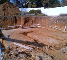 Le chantier n'est pas démarré depuis 2 semaines, que voici la première surprise. Suite à l'étude de l'ingénieur béton, les fouilles doivent être plus profondes, donc semelles plus épaisses, donc plus de béton, donc plus cher ! Voici les nouvelles fouilles.
